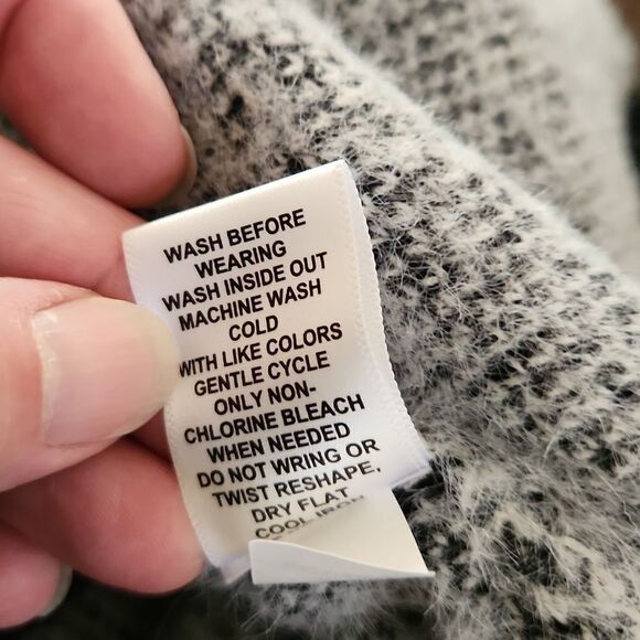 ELLE women's size medium black and white block print sweater - Picture 6 of 7